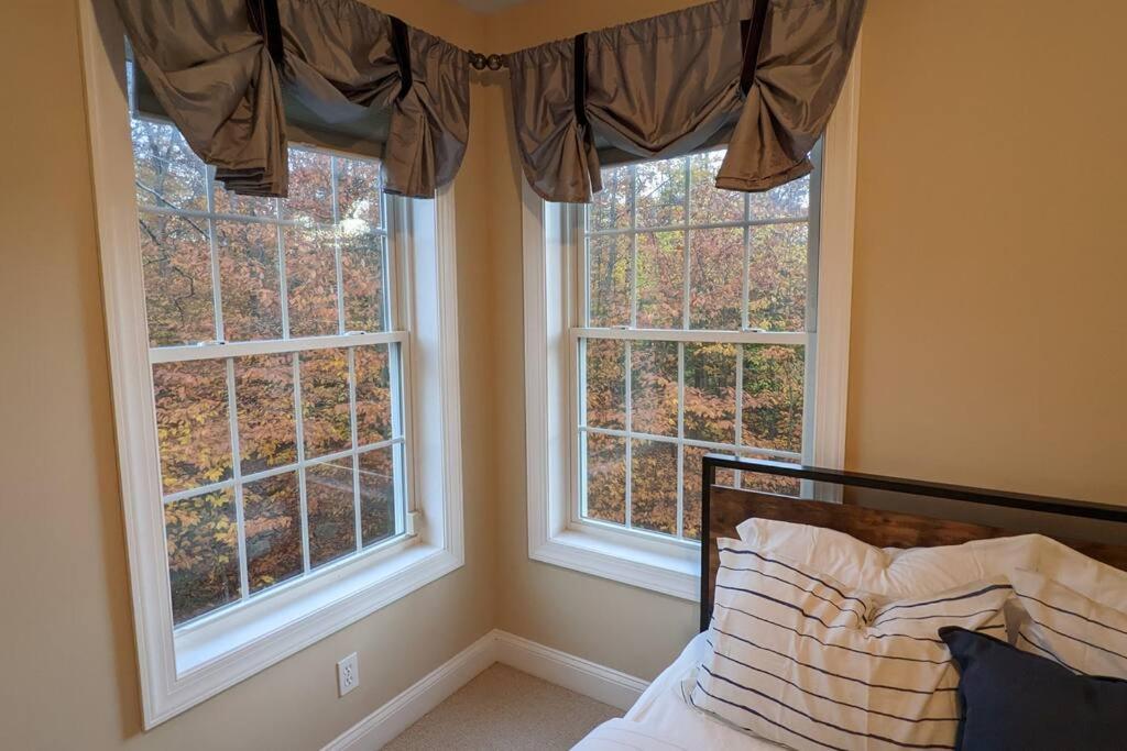 Luxury 4 Bedroom House In Pocono Mountains In Golf Course Near Сasa de vacaciones *