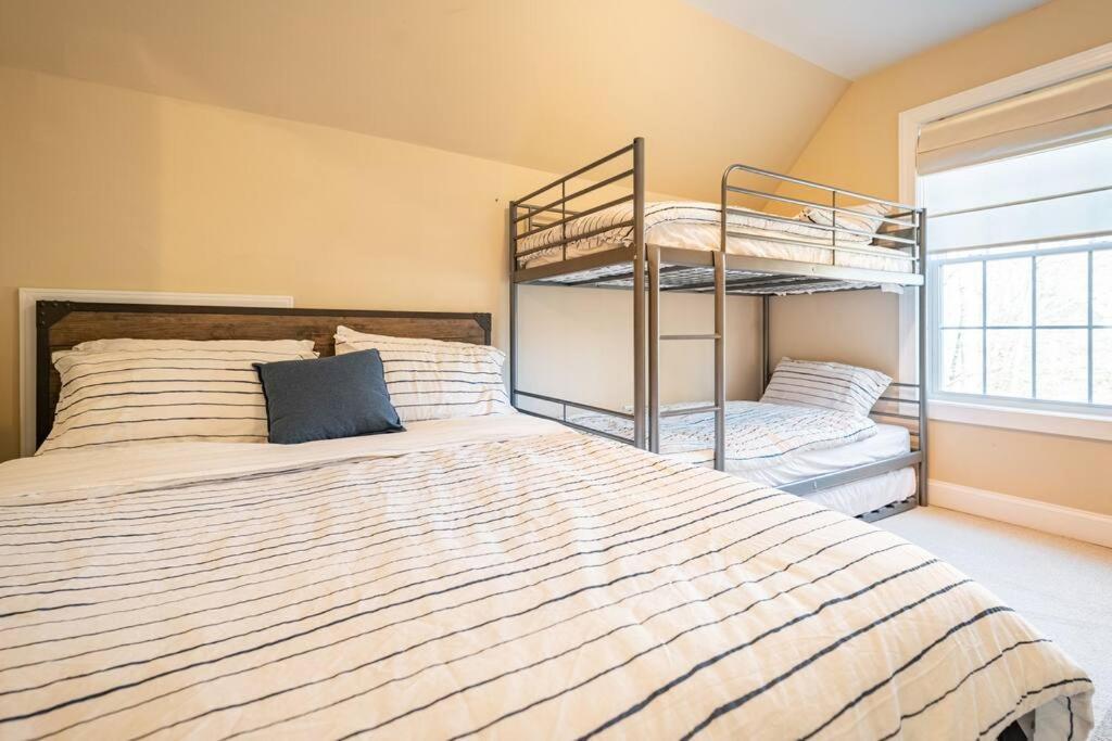 Luxury 4 Bedroom House In Pocono Mountains In Golf Course Near Сasa de vacaciones